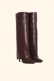 Braune Schlupfstiefel mit dünnem Absatz