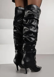 Schwarze Stiefel mit dünnem Absatz