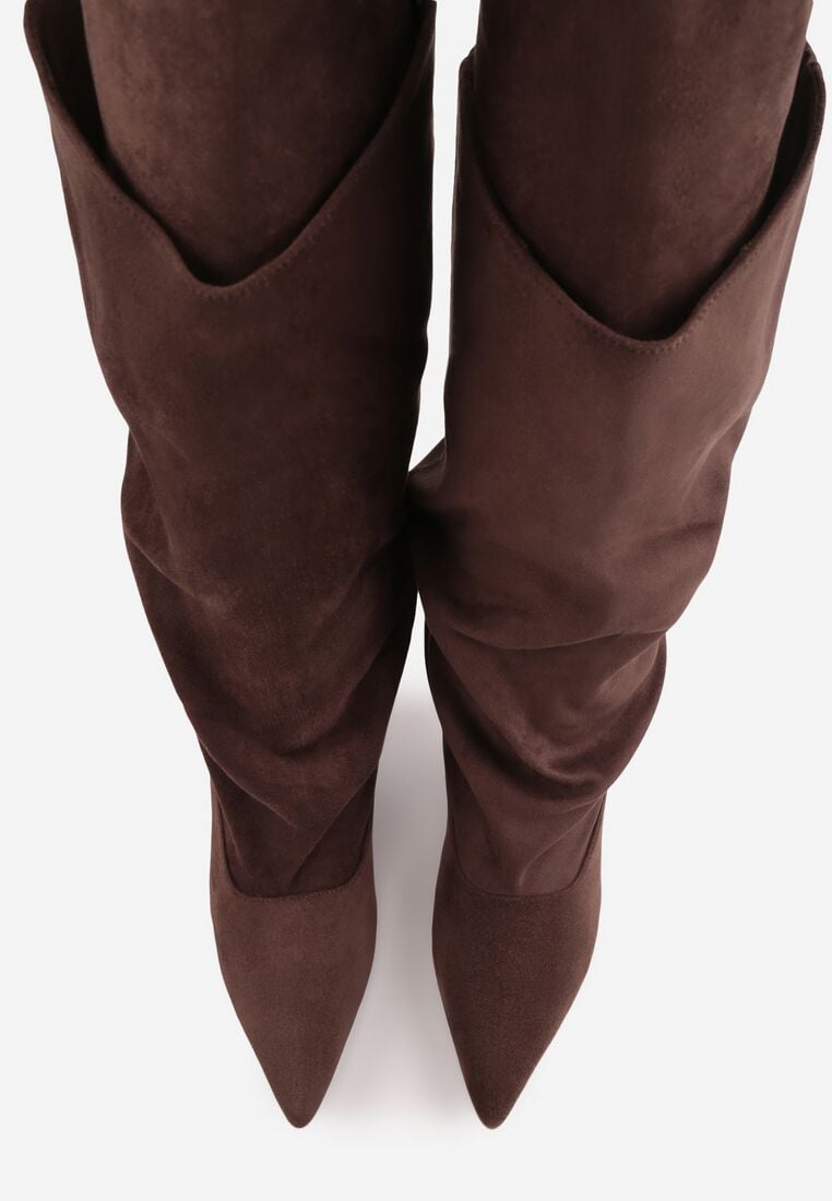 Braune hohe Stiefel mit dünnem Absatz