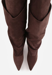 Braune hohe Stiefel mit dünnem Absatz