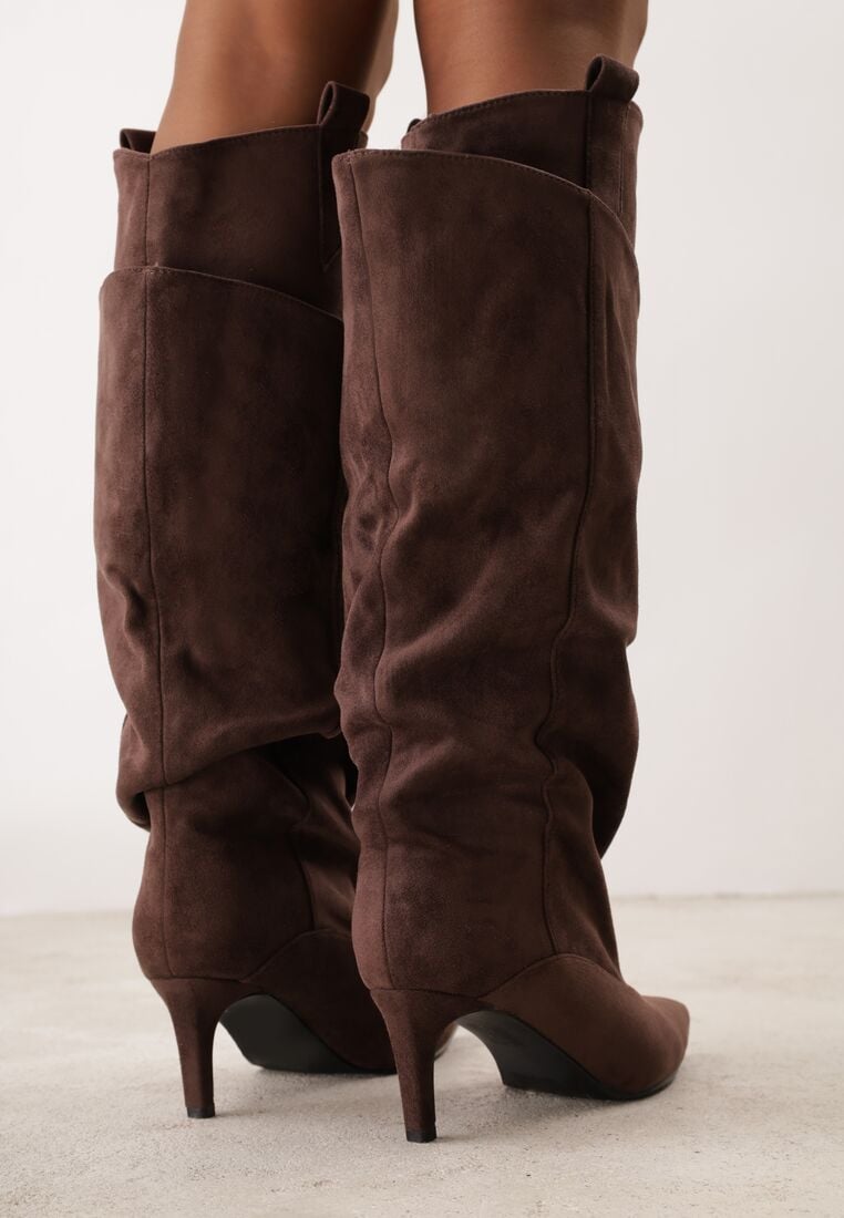 Braune hohe Stiefel mit dünnem Absatz