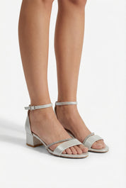Silberne Pumps mit Blockabsatz