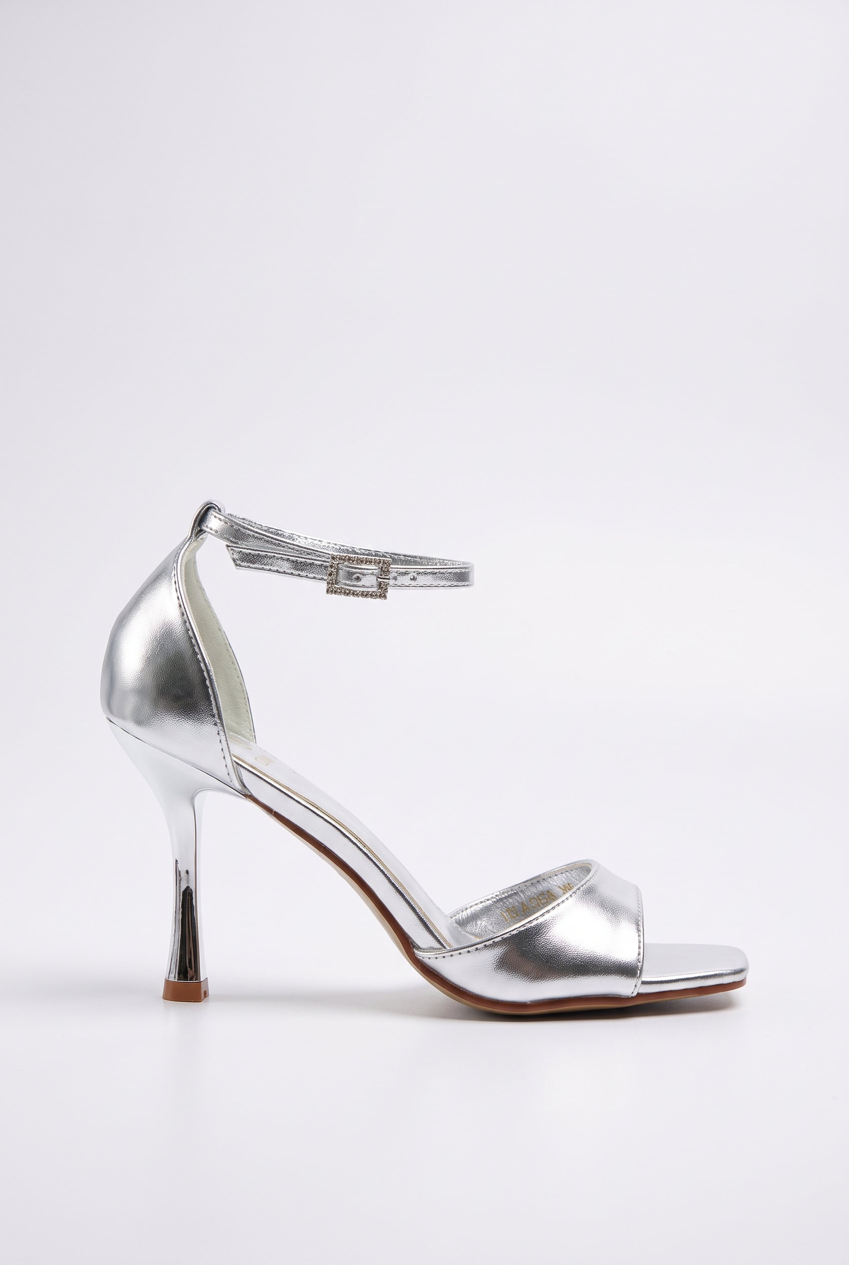 Silberne Sandalen mit dünnem Absatz