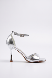 Silberne Sandalen mit dünnem Absatz