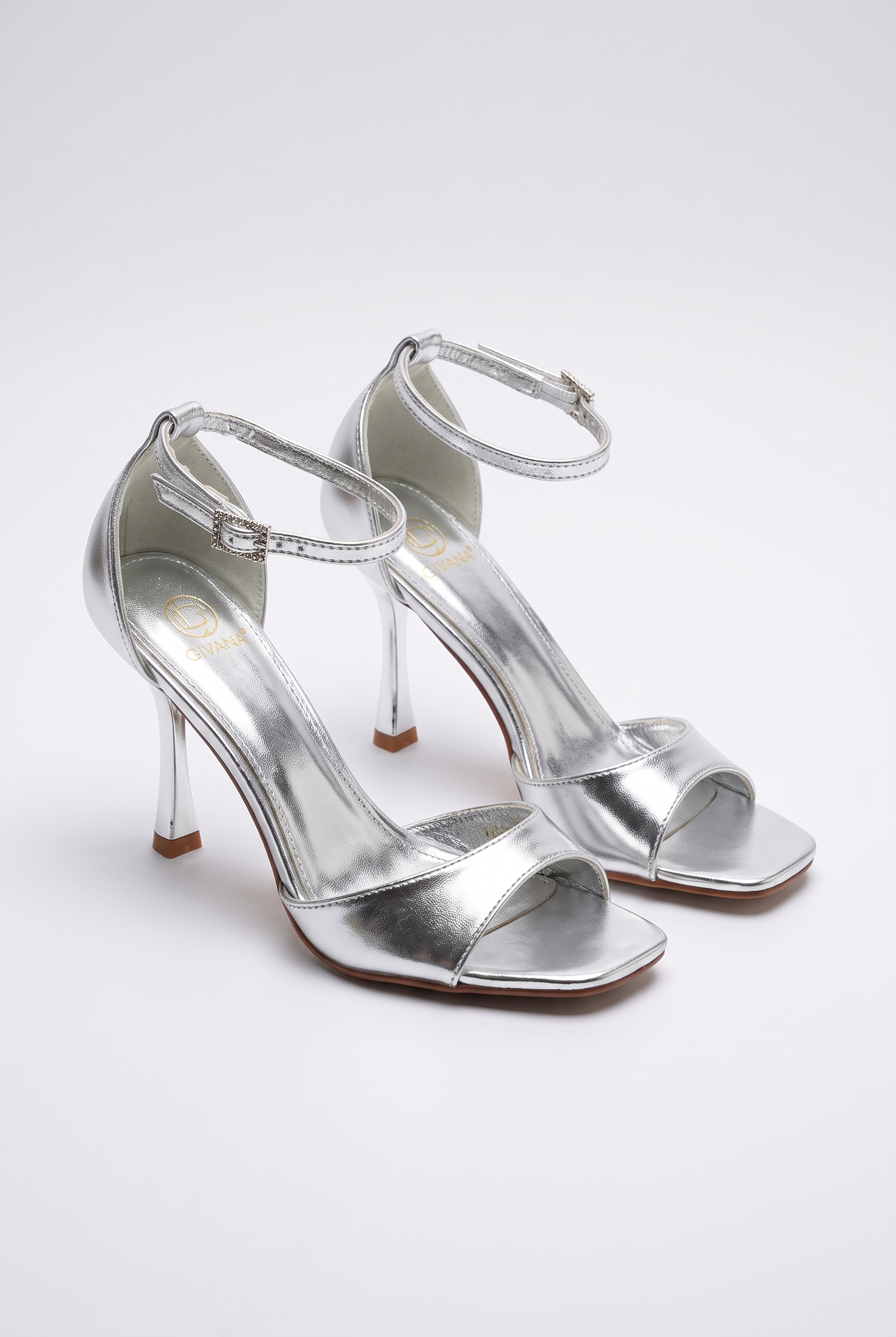 Silberne Sandalen mit dünnem Absatz