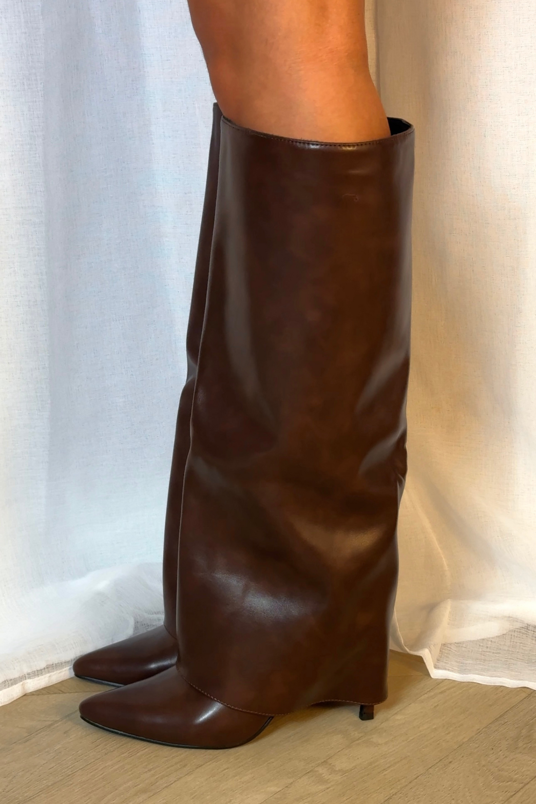 Braune Schlupfstiefel mit dünnem Absatz
