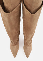 Khakifarbene hohe Stiefel mit dünnem Absatz