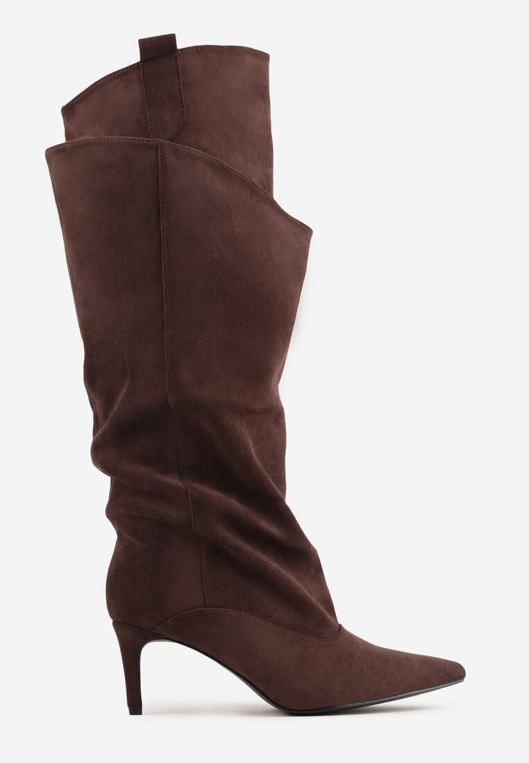 Braune hohe Stiefel mit dünnem Absatz