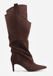 Braune hohe Stiefel mit dünnem Absatz