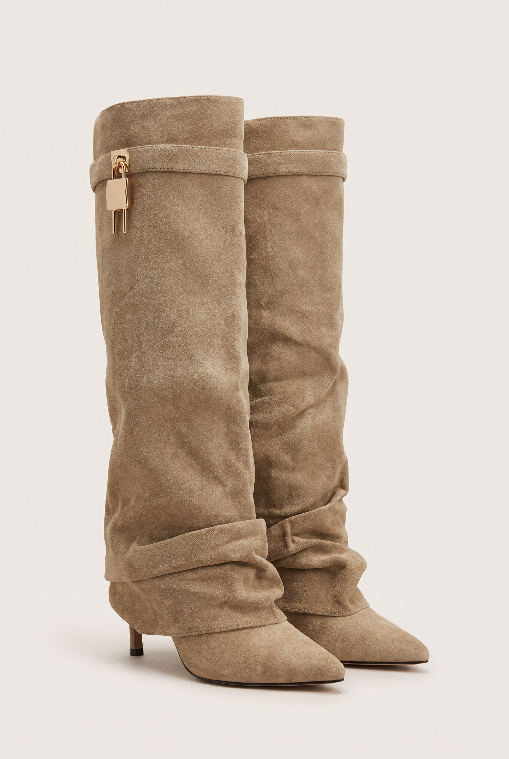 Khakifarbene Stiefel mit Umschlag und dünnem Absatz