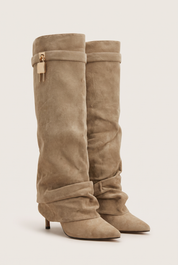 Khakifarbene Stiefel mit Umschlag und dünnem Absatz
