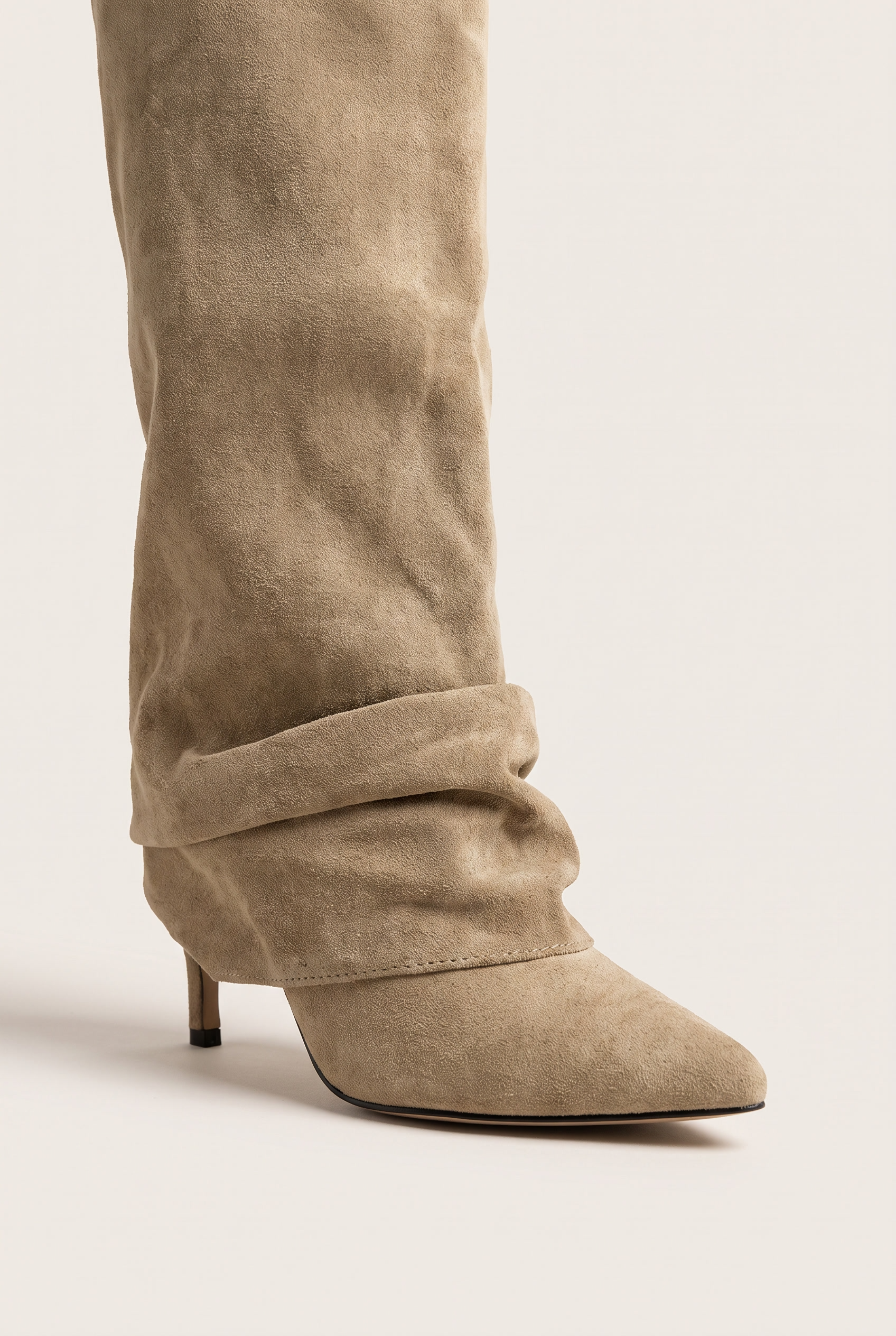Khakifarbene Stiefel mit Umschlag und dünnem Absatz