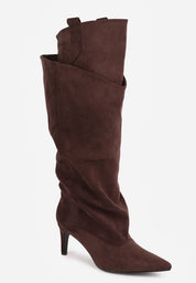 Braune hohe Stiefel mit dünnem Absatz