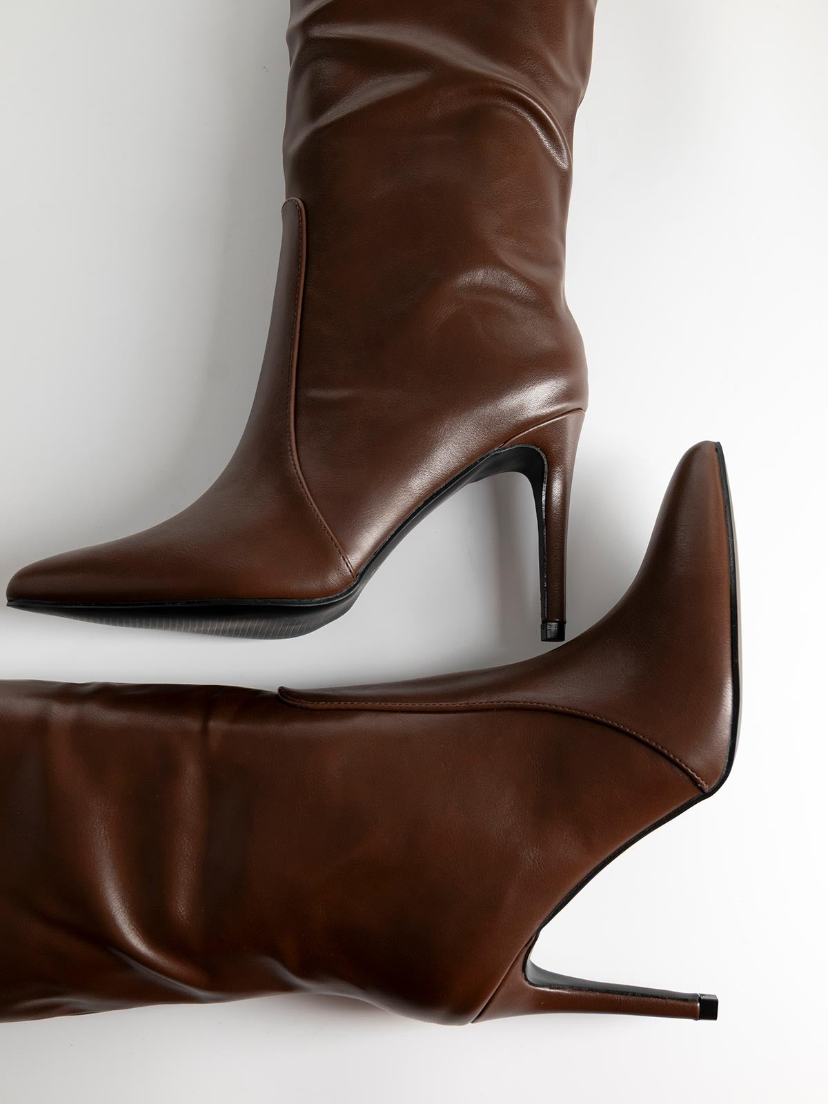Braune Stiefel mit dünnem Absatz