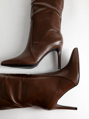 Braune Stiefel mit dünnem Absatz