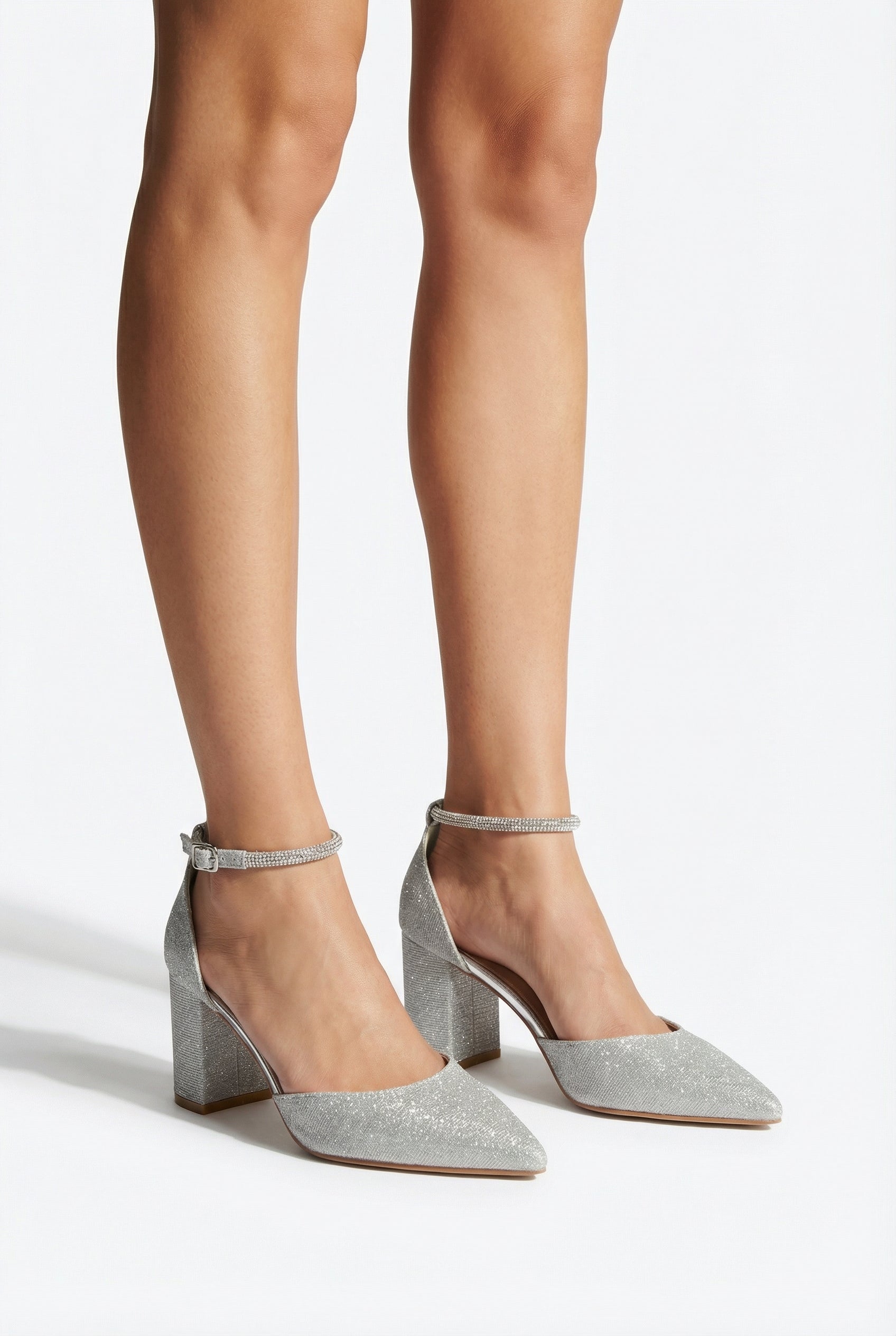Silberne Pumps mit Blockabsatz