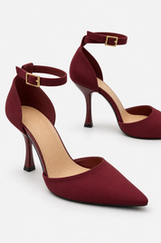 Bordeauxrote Stilettos mit dünnem Absatz