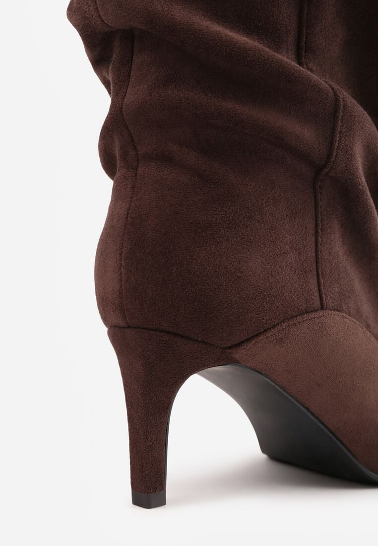 Braune hohe Stiefel mit dünnem Absatz