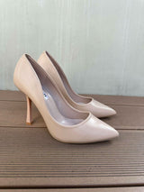 Beige Pumps mit dünnem Absatz