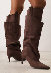 Braune hohe Stiefel mit dünnem Absatz