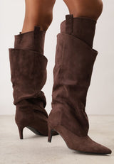 Braune hohe Stiefel mit dünnem Absatz