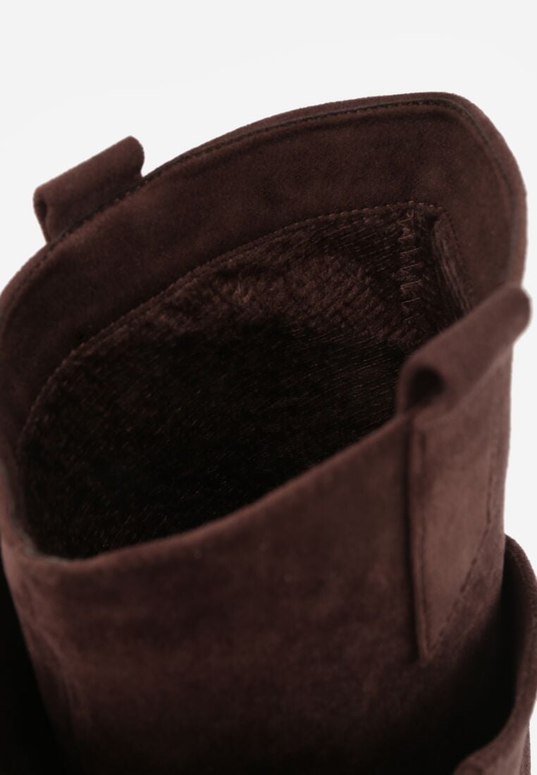 Braune hohe Stiefel mit dünnem Absatz