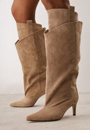 Khakifarbene hohe Stiefel mit dünnem Absatz