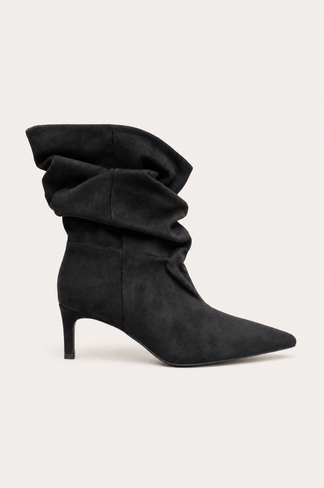 Schwarze Stiefeletten mit dünnem Absatz und Raffungen