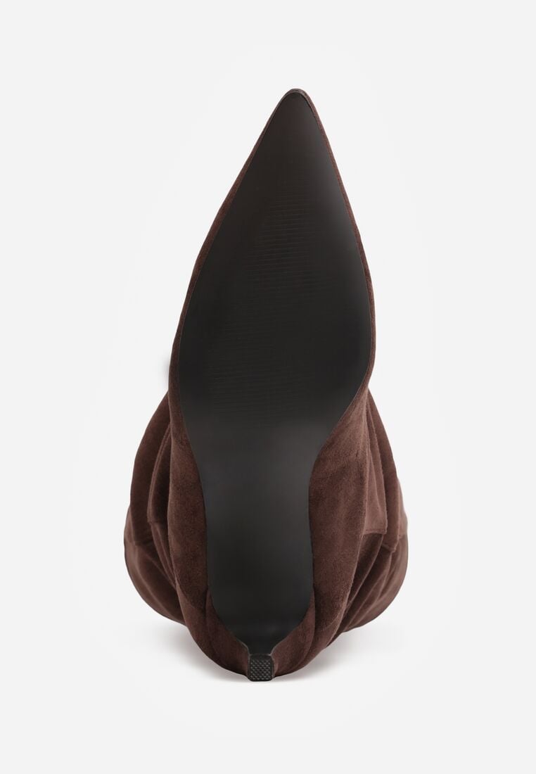 Braune hohe Stiefel mit dünnem Absatz