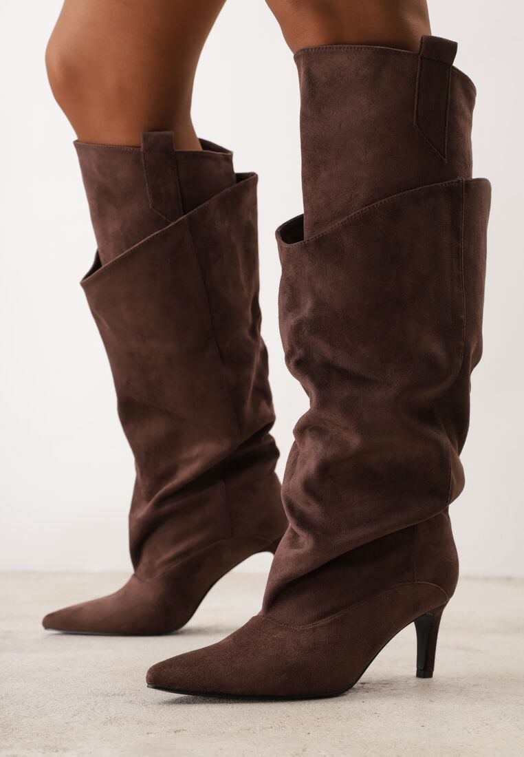 Braune hohe Stiefel mit dünnem Absatz