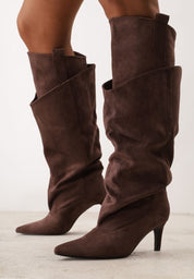 Braune hohe Stiefel mit dünnem Absatz