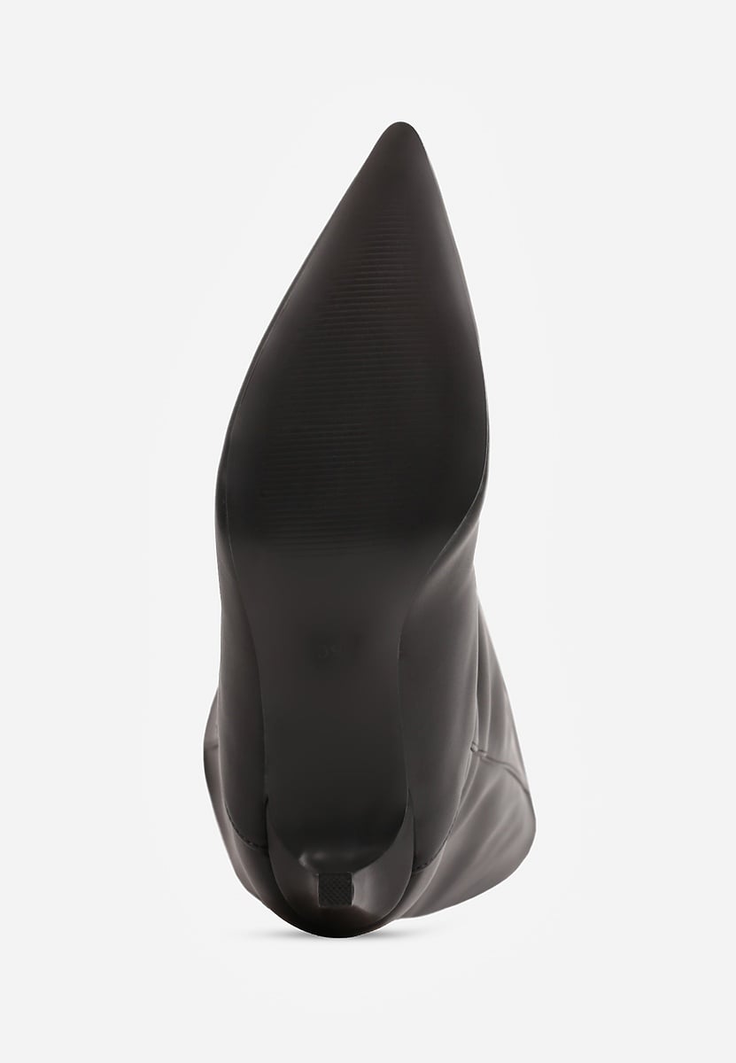 Schwarze Stiefel mit dünnem Absatz
