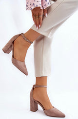 Beige Wildledersandalen mit Blockabsatz