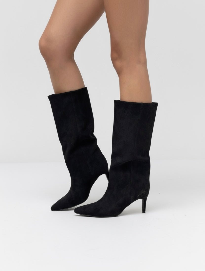 Schwarze Wildlederstiefel mit dünnem Absatz