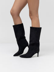 Schwarze Wildlederstiefel mit dünnem Absatz