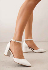 Weiße Pumps mit Blockabsatz