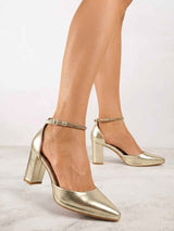 Goldene Pumps mit Blockabsatz