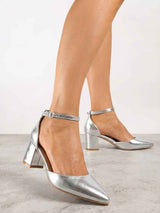 Silberne Pumps mit Blockabsatz