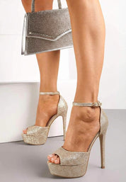 Goldene Glitzersandalen mit hohem Absatz