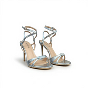 Silberne Sandalen mit dünnem Absatz