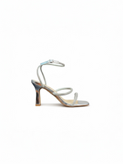 Silberne Sandalen mit dünnem Absatz