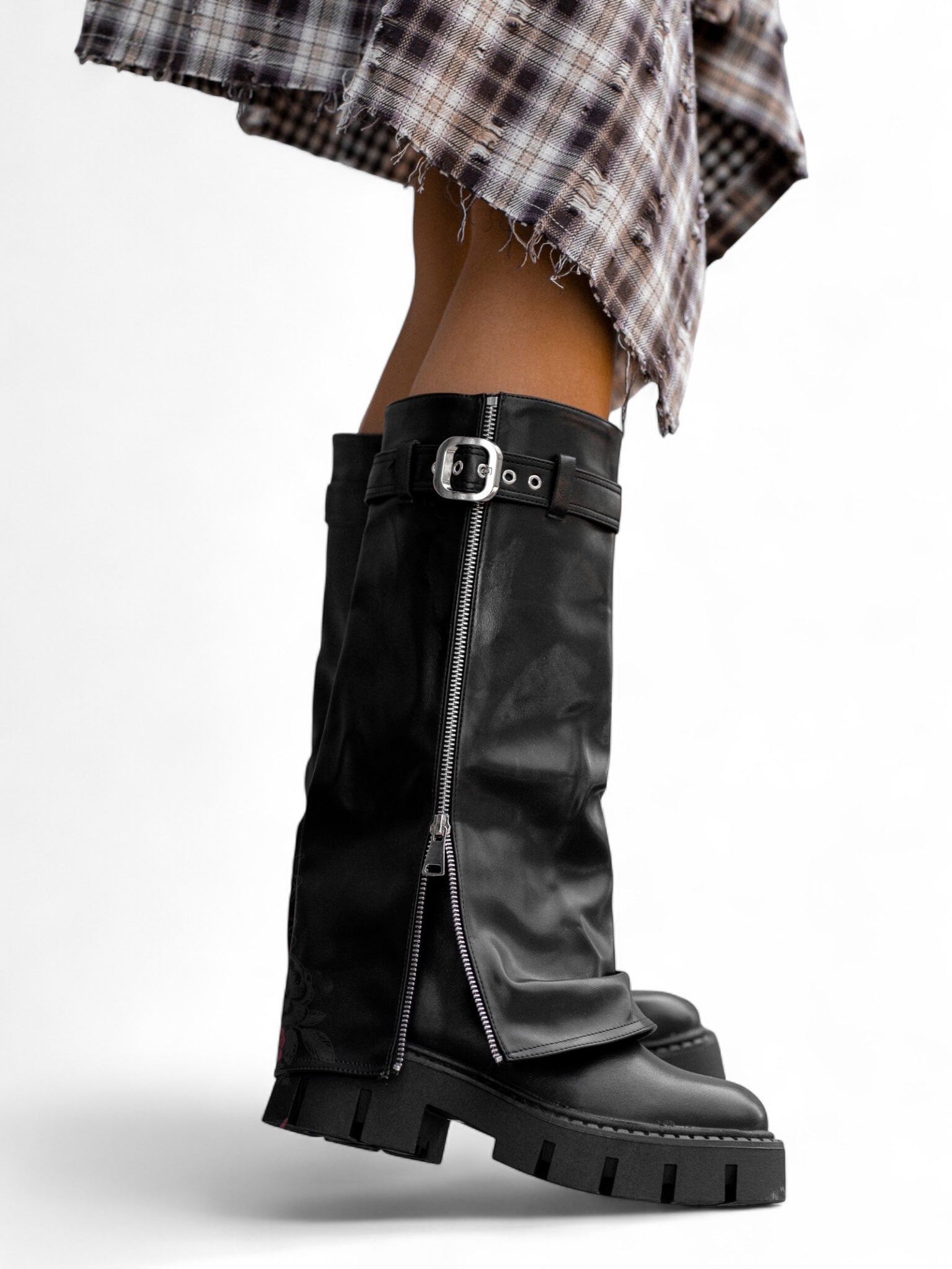 Schwarze hohe Bikerstiefel