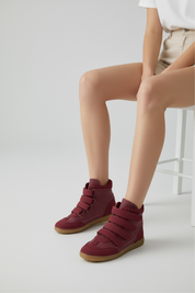 Bordeauxfarbene Sneaker mit Klettverschluss