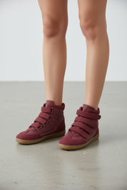 Bordeauxfarbene Sneaker mit Klettverschluss