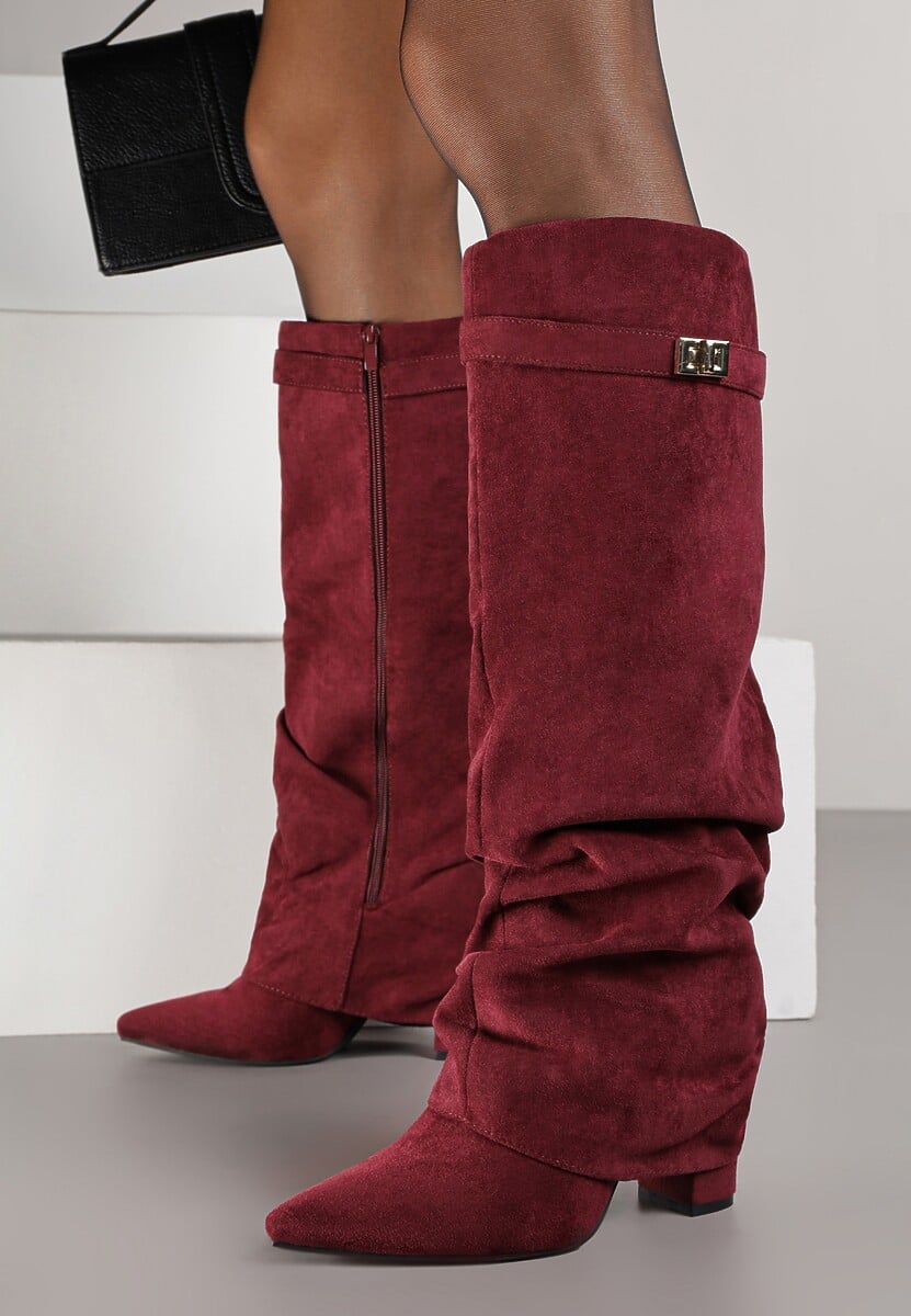 Weinrote geraffte Wildlederstiefel mit Blockabsatz