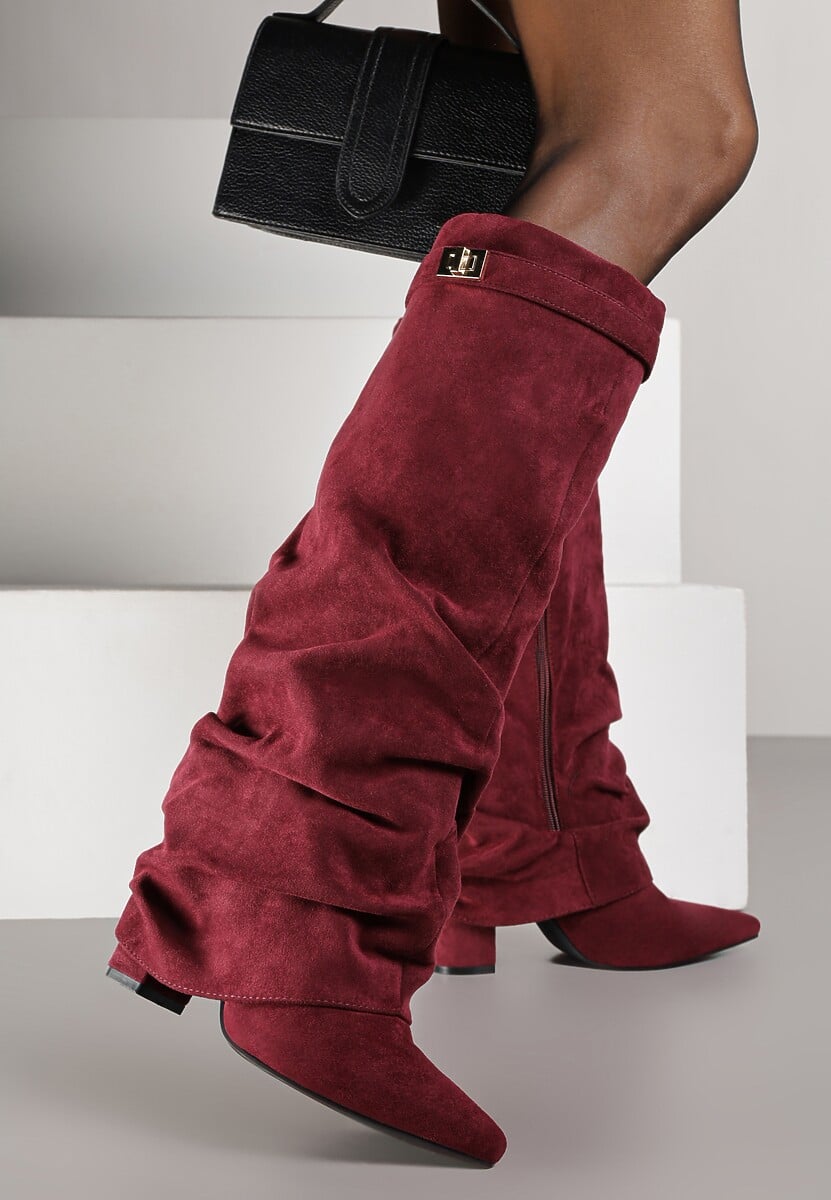 Weinrote geraffte Wildlederstiefel mit Blockabsatz