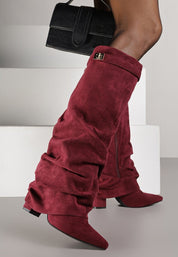 Weinrote geraffte Wildlederstiefel mit Blockabsatz