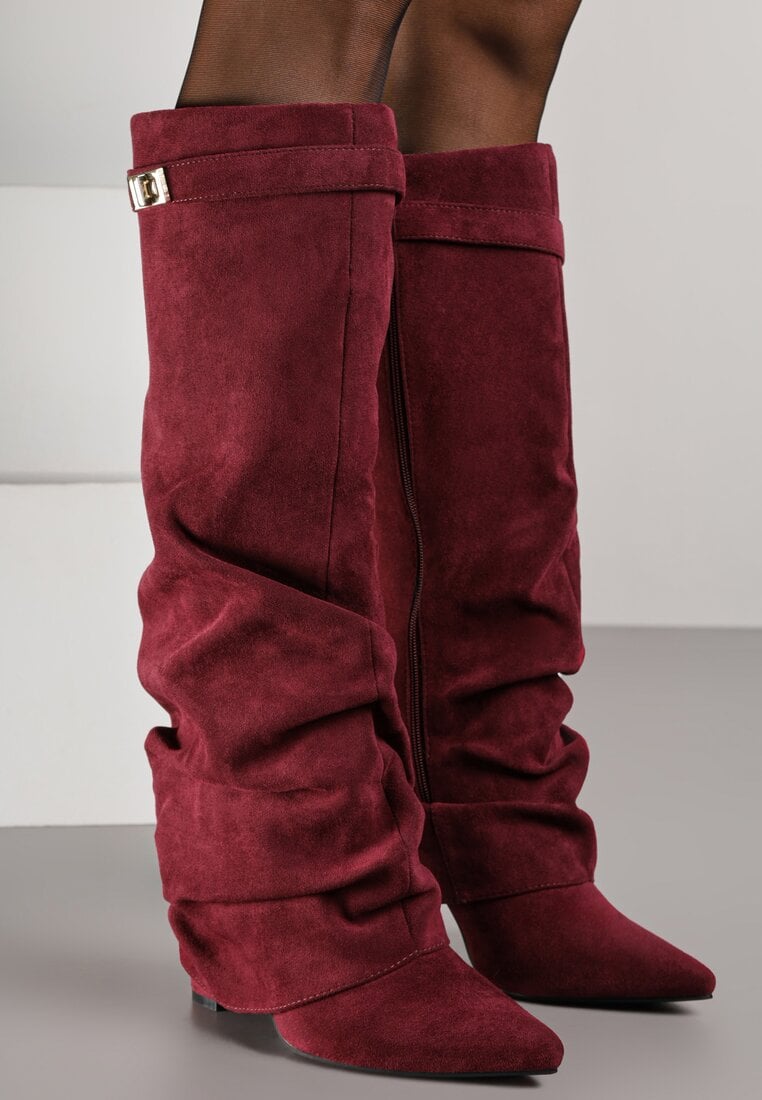 Weinrote geraffte Wildlederstiefel mit Blockabsatz