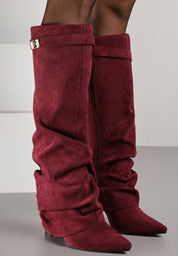 Weinrote geraffte Wildlederstiefel mit Blockabsatz