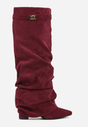 Weinrote geraffte Wildlederstiefel mit Blockabsatz